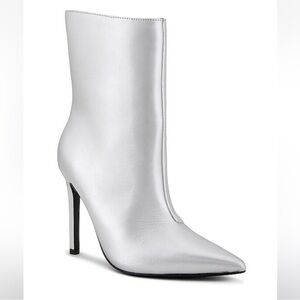 Revolve Raye Nala Boot‎ in Silver Sz 8